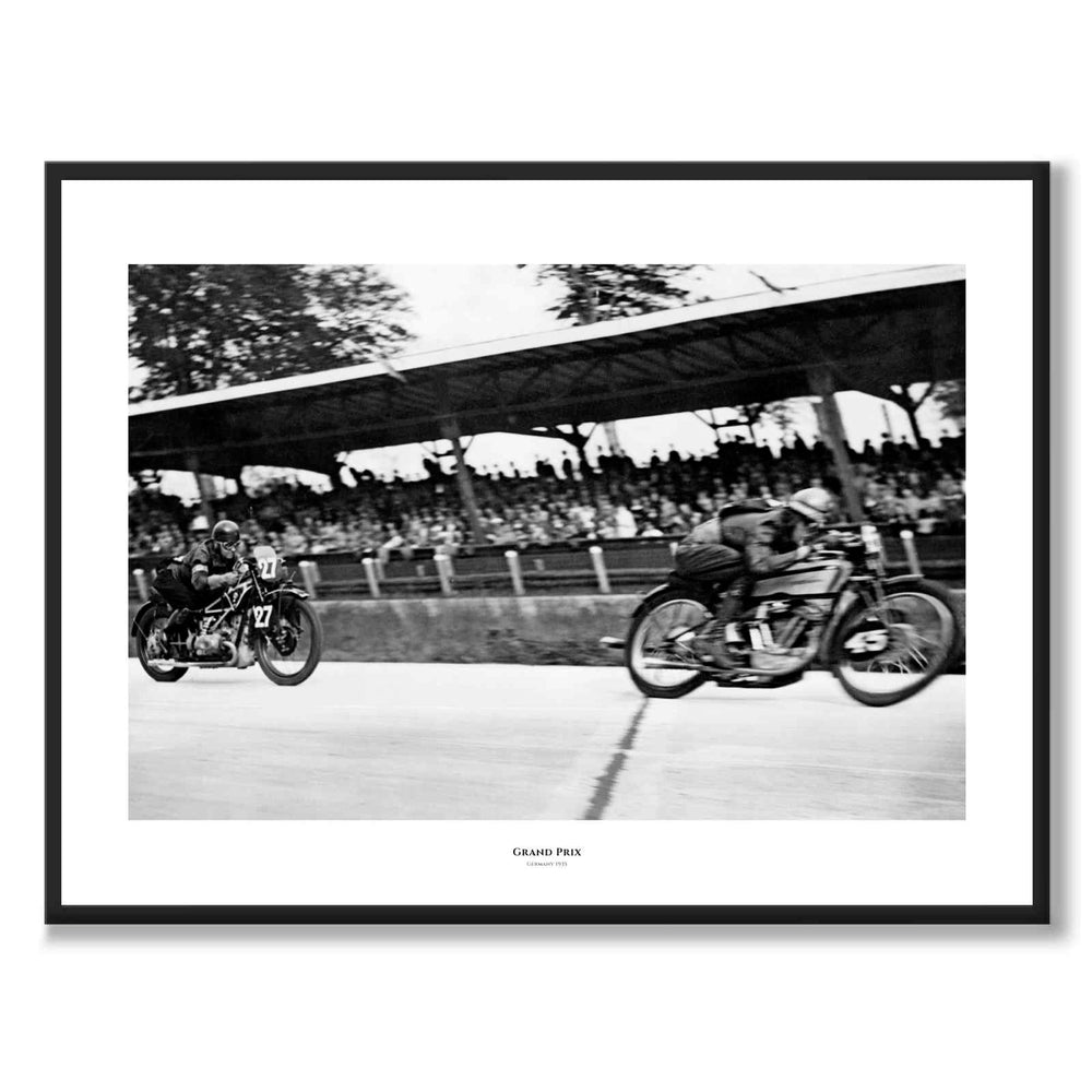 Grand Prix som historiskt fotografi och poster från Historly – med vit kant och titel