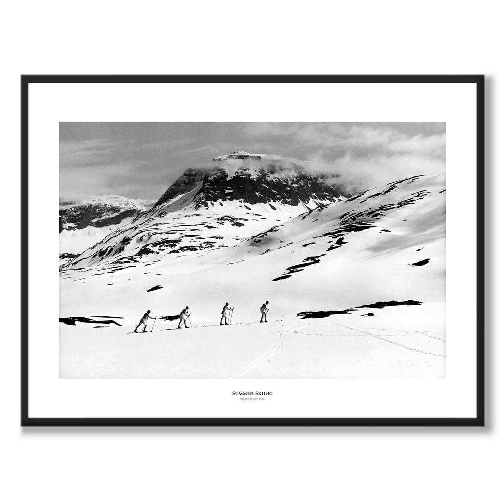 Summer Skiing som historiskt fotografi och poster från Historly – med vit kant och titel